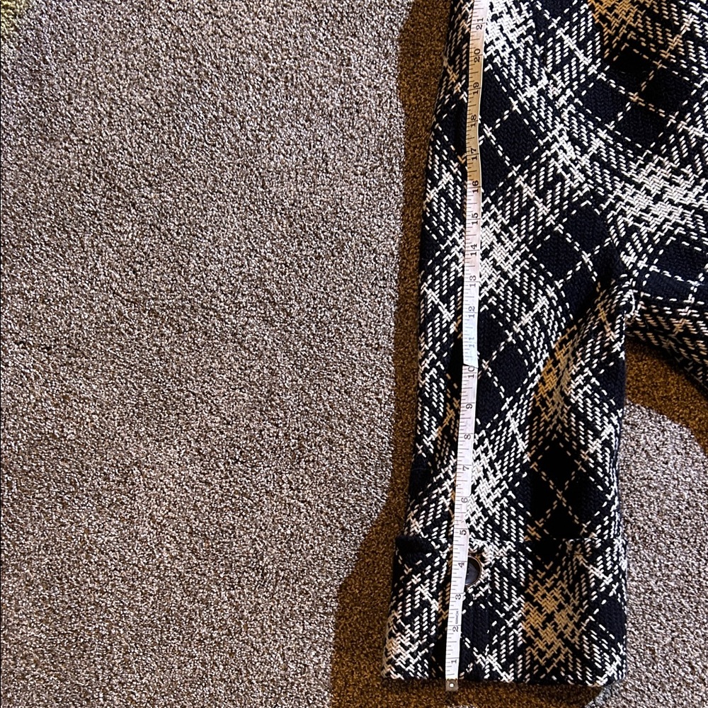 Elegant Black and White Plaid Women's coat great for the weather coming up - Picture 8 of 9